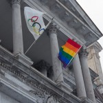 Le drapeau de la fiereté gaie en contestation sur l’Hôtel de Ville