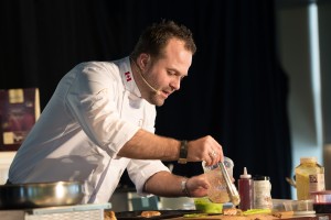 Jonathan Garnier, Chef propriétaire de La Guilde Culinaire et animateur à "Chef à la rescousse" (Zeste) et à "Ça va chauffer" (CASA), pendant une démonstration culinaire.