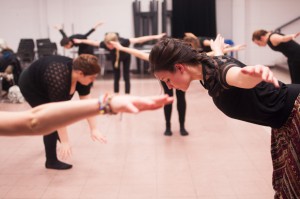 La troupe s'échauffe avant d'entrer sur scène