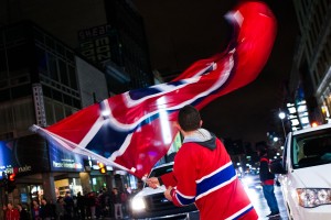 Un fan du Canadien clbre la victoire de l'quipe sur la rue Sainte-Catherine.