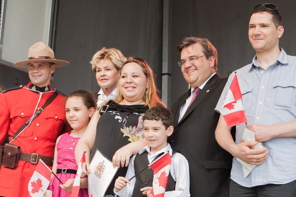 Cérémonie protocolaire d'assermentation de 25 nouveaux citoyens canadiens dans le cadre de la Fête du Canada.