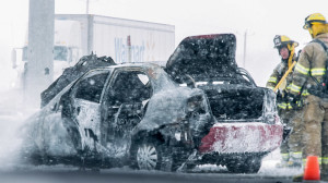 Les pompiers interviennent pour éteindre une voiture en feu.