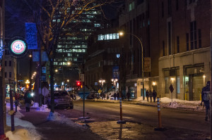 Plusieurs tons de lumières sont aperçus dans les rues de Montréal lorsque le soir tombe