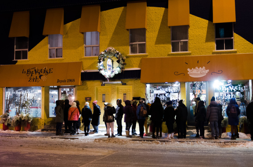 Malgré l'heure tardive, il y a une file à l'extérieur du Restaurant La Banquise.