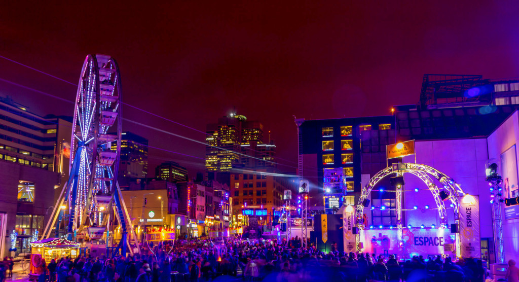 La rue Sainte-Catherine est animee pour le festival Montreal en Lumiere.