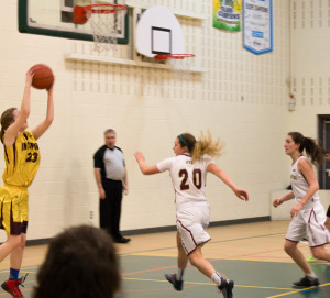 Match de basket ball de l'équipe féminine du Collège Charles-Lemoyne.